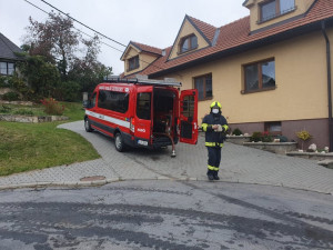 Hasiči likvidovali požár v Popicích, škoda je 1,5 milionu. Hořelo asi kvůli závadě nabíječky