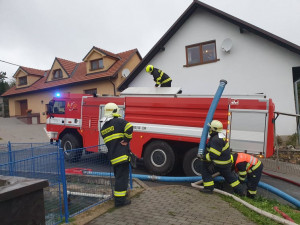 Hasiči likvidovali požár v Popicích, škoda je 1,5 milionu. Hořelo asi kvůli závadě nabíječky