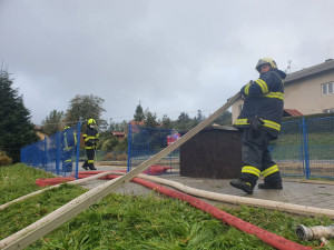 Hasiči likvidovali požár v Popicích, škoda je 1,5 milionu. Hořelo asi kvůli závadě nabíječky