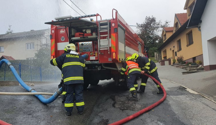 Hasiči likvidovali požár v Popicích, škoda je, milionu. Hořelo asi kvůli závadě nabíječky