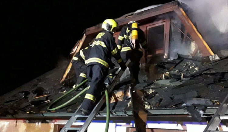 Hasiči v noci zasahovali u tragické události. Při požáru chalupy zemřela žena