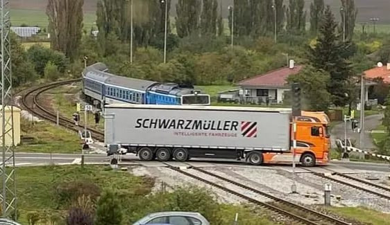 Řidič náklaďáku, co uvízl mezi závorami, byl díky veřejnosti nalezen. Pracuje pro firmu z Bosny a Hercegoviny