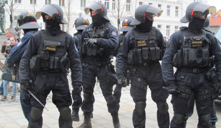 Policie kvůli protestu fanoušků svolala do Prahy stovky policistů