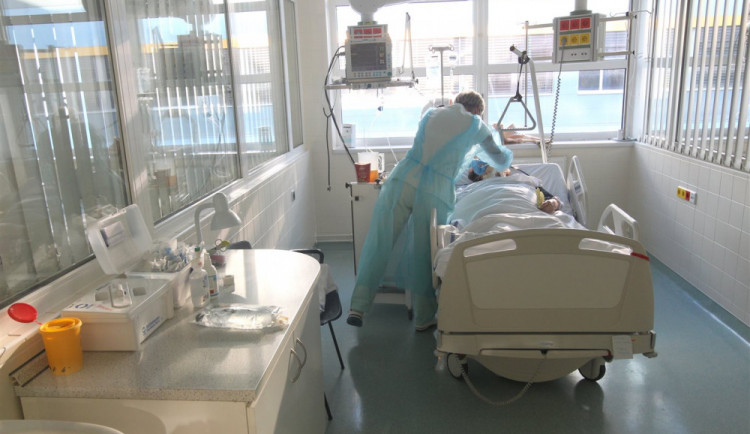 Jihlavská nemocnice omezuje ambulantní péči. Aktuálně pečuje o 82 lidí s koronavirem