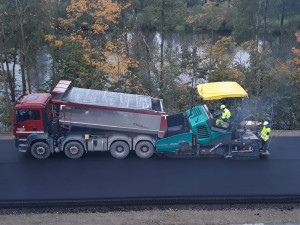 Pokládka obrusné živičné vrstvy vozovky