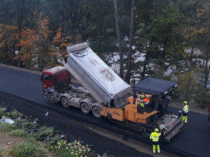 Pokládka obrusné živičné vrstvy vozovky