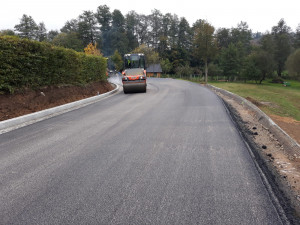 Pokládka obrusné živičné vrstvy vozovky