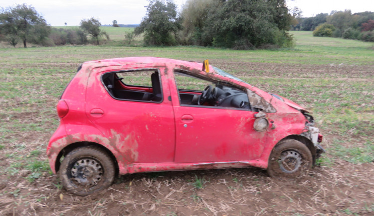 Opilá žena nezvládla smyk a několikrát se přetočila přes střechu. Nadýchala skoro 2,5 promile