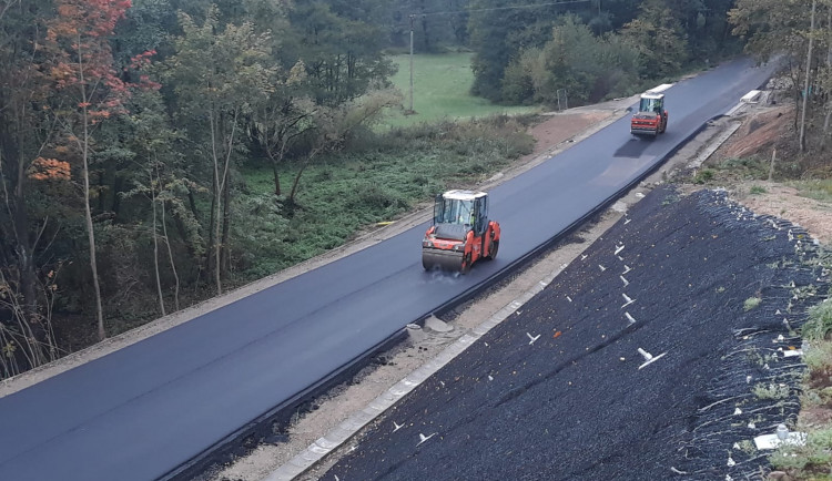 Pokládka obrusné živičné vrstvy vozovky