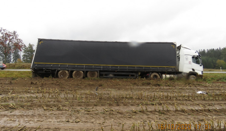 Řidič už v Polsku popíjel, na Žďársku se pak srazil s jiným kamionem. Pět let nesmí do ČR