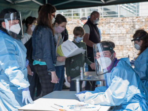 Na Vysočině čekají lidé na test i týden. Ve stanech by měli pomáhat medici