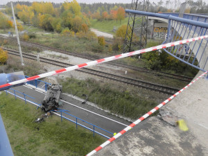 FOTO: Mladý řidič v Jihlavě nezvládl řízení a vyjel s autem z mostu. Spadl na cyklostezku