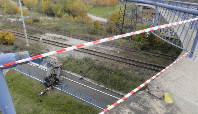 Řidič v Jihlavě nezvládl řízení a vyjel s autem z mostu. Spadl na cyklostezku