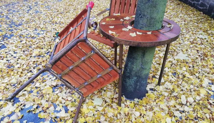 Lavička Václava Havla v Jihlavě v rukou vandala. Jde o nepochopitelný čin, vzkazuje primátorka Koubová 