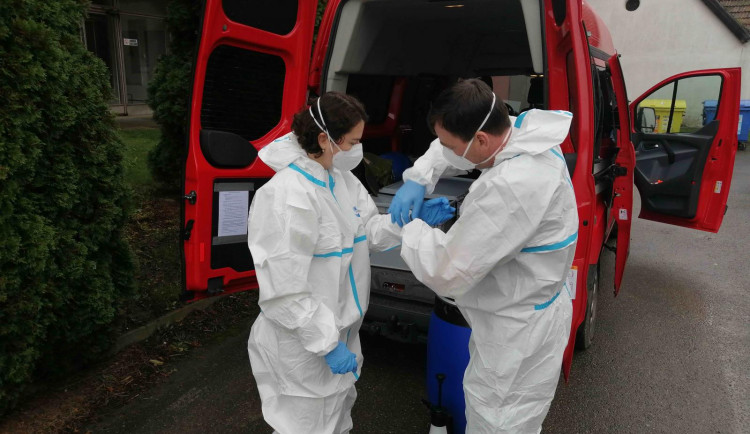 Do odběrů vzorků na covid se na Vysočině zapojili i hasiči. Tým otestoval seniory v Telči