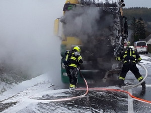 FOTO: Při požáru kamionu vznikla milionová škoda, zasahovaly 3 jednotky hasičů