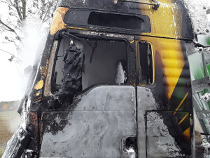 Při ranním požáru kamionu vznikla milionová škoda, zasahovaly 3 jednotky hasičů