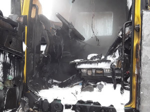 Při ranním požáru kamionu vznikla milionová škoda, zasahovaly 3 jednotky hasičů