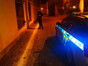 Lidé v kraji na státní svátek popíjeli alkohol na ulicích, neměli roušky a shlukovali se ve vyšším počtu