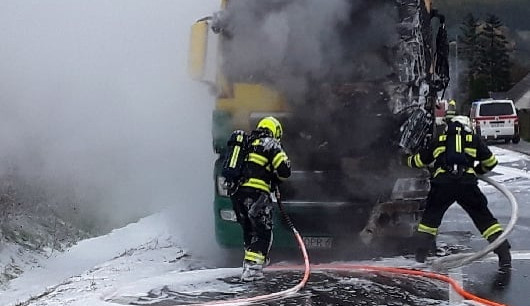 Při ranním požáru kamionu vznikla milionová škoda, zasahovaly 3 jednotky hasičů