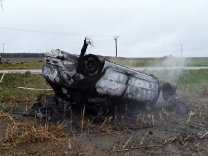Požár osobního auta. Jeden z cestujících byl letecky převezený do nemocnice