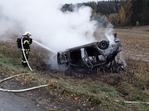 Požár osobního auta. Jeden z cestujících byl letecky převezený do nemocnice