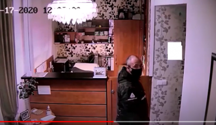 Žena přišla o svou peněženku s kartou a napsaným PIN. Policie hledá muže na videu 