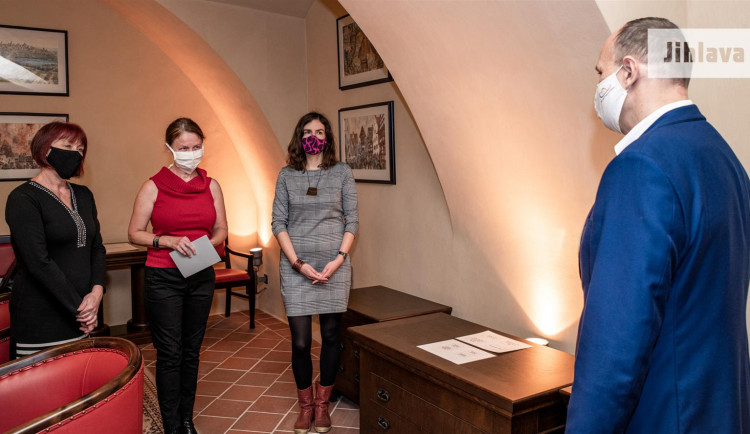 Cenu města Jihlavy dostaly dvě ženy. Grafička Bystrianská a učitelka ZUŠ Zudová 