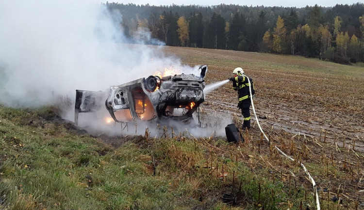 Požár osobního auta. Jeden z cestujících byl letecky převezený do nemocnice