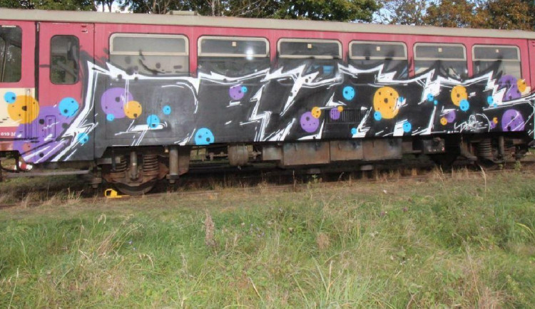 FOTO: Jemnické nádraží posprejoval neznámý vandal. Nepoznáte jeho rukopis?