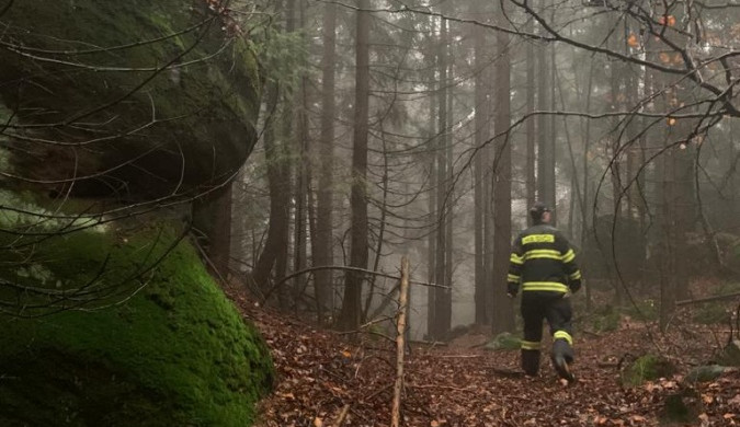 Žena se ztratila ve skalách, hasiči ji našli těsně před setměním