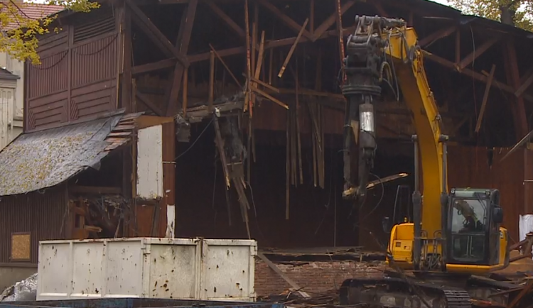 Historické kino Dřevěnka to má spočítané, místo revitalizace se do něj pustily bagry