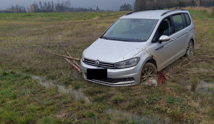 Řidič u Velkého Beranova skončil v poli. Během jízdy popíjel alkohol a neměl řidičák