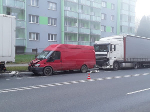 Záchranné složky dnes ráno zaměstnala nehoda dvou náklaďáků a jedné dodávky