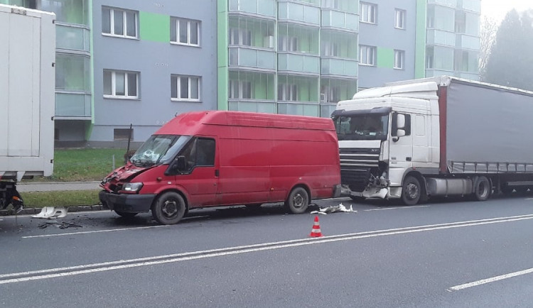 Záchranné složky dnes ráno zaměstnala nehoda dvou náklaďáků a jedné dodávky