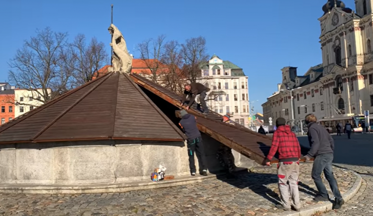 VIDEO: Kašny na jihlavském Masarykově náměstí byly zakryty. Zima tak může začít