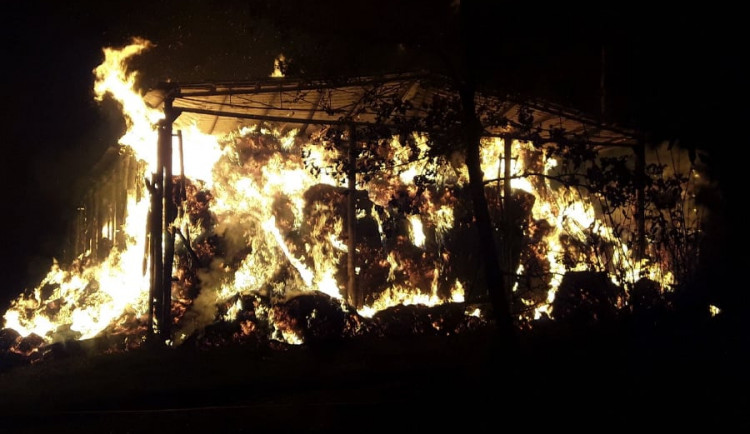 Na Pelhřimovsku shořela kůlna se slámou, škoda je 1,5 milionu Kč