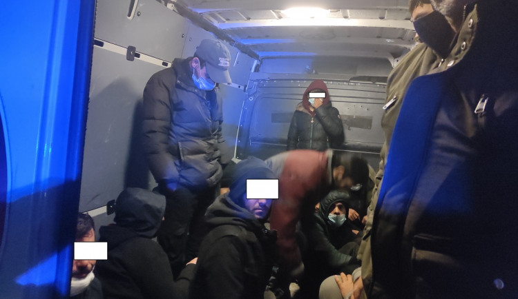 Policie zadržela na vysočinské D1 dodávku s 24 migranty. Mezi nimi byly i ženy a děti