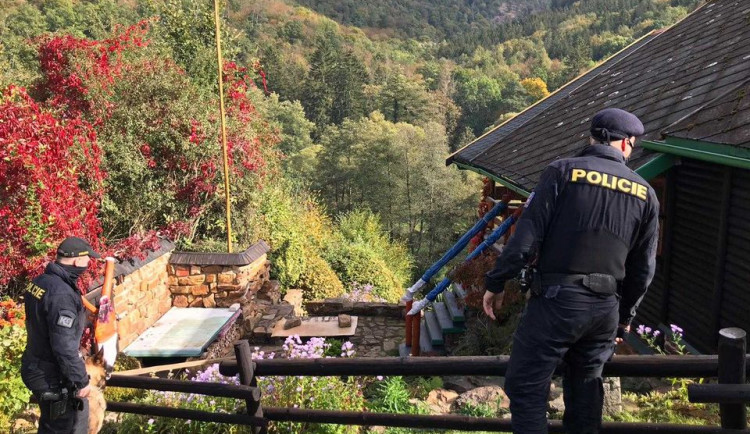 Policejní psovodi hledali houbařku přes dvě hodiny. Našli ji patnáct kilometrů od místa, kde se ztratila