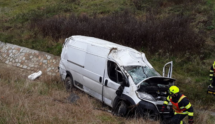 Nehoda dodávky, která zůstala mimo silnici, skončila zraněním jejího řidiče