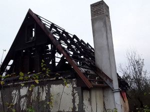 Hasiči vyjížděli k požáru rekreační chatky. Venku před ní našli mrtvého muže