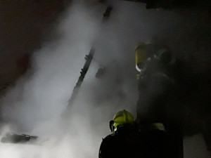 Hasiči vyjížděli k požáru rekreační chatky. Venku před ní našli mrtvého muže