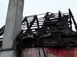 Hasiči vyjížděli k požáru rekreační chatky. Venku před ní našli mrtvého muže