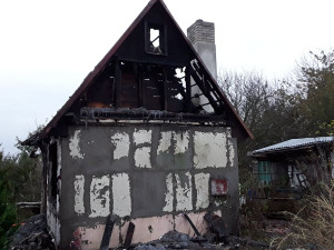 Hasiči vyjížděli k požáru rekreační chatky. Venku před ní našli mrtvého muže