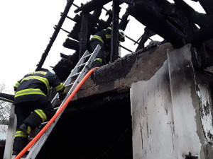 Hasiči vyjížděli k požáru rekreační chatky. Venku před ní našli mrtvého muže