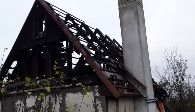 Hasiči vyjížděli k požáru rekreační chatky. Venku před ní našli mrtvého muže