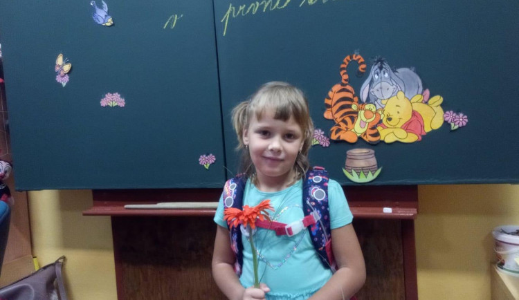 Šestiletá prvňačka Bětka, která navštěvuje základní školu v malé obci na Jihlavsku