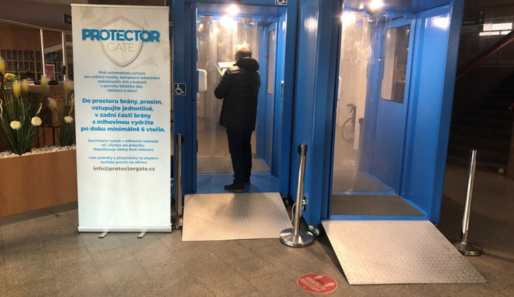 Zařízení v jihlavské nemocnice změří teplotu a vydezinfikuje. Je i pro vozíčkáře a maminky s kočárkem