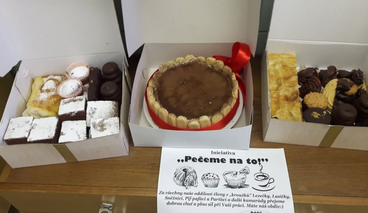 Děti napekly zdravotníkům z Náchodska spoustu dobrot