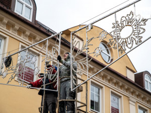 V Jihlavě se začala instalovat vánoční výzdoba. Strom bude ze Dvorců, rozsvítí se 29. listopadu